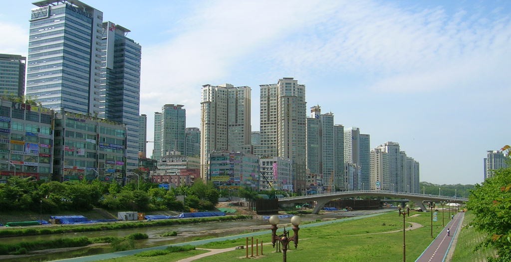 탄천 건너로 보이는 분당 정자동 일대의 고층 건물