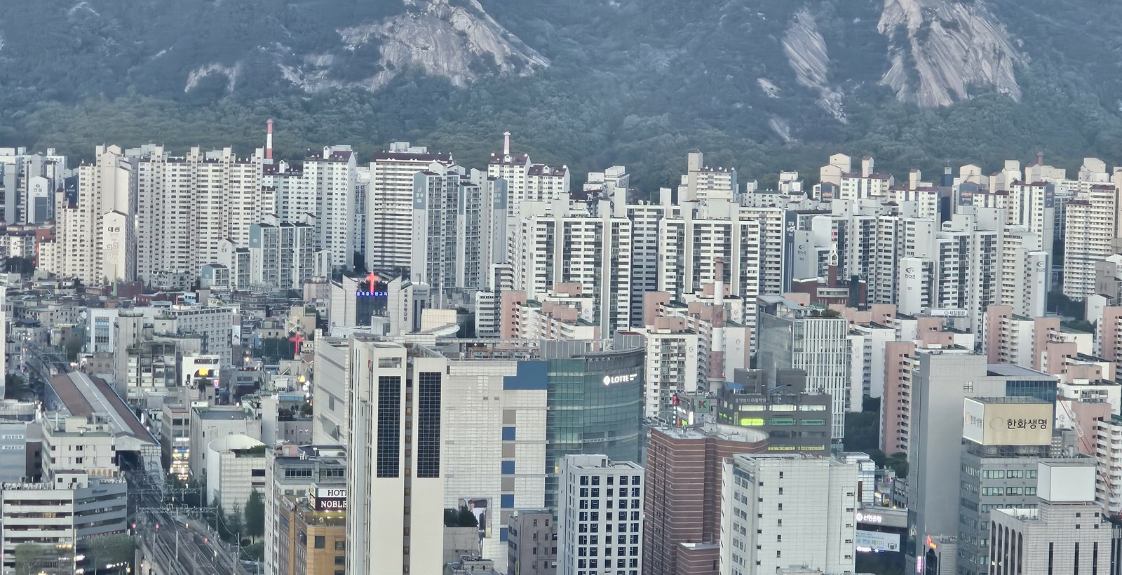 북한산 자락 아래 늘어선 노원구 아파트 단지